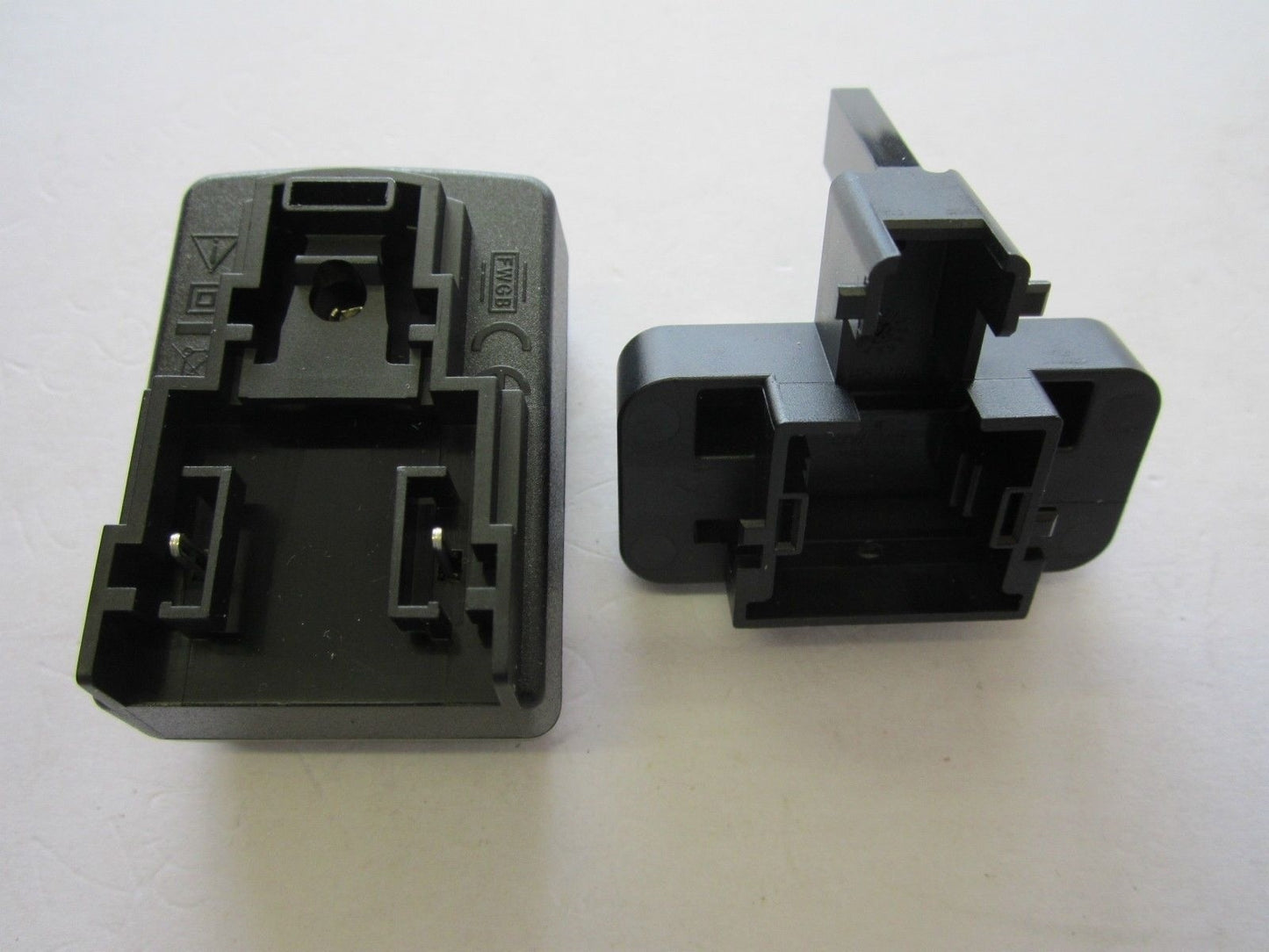 UK 5V 900mA AC-DC Adaptor Power Supply Charger USB Female Mains Plug Type FW7712