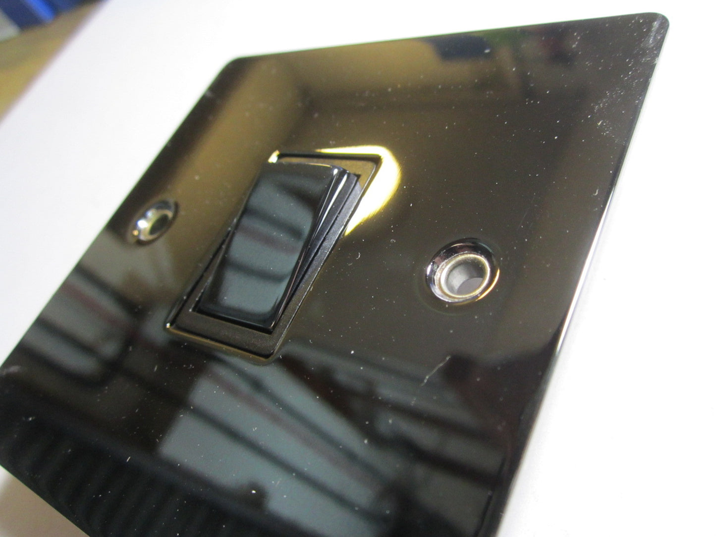 Volex 1 Gang Intermediate Lightswitch 10AX Black Interior Blk Nickel Flat Plate