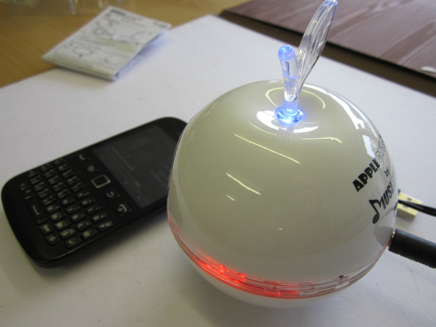 White AppleByte2 Plug & Play Mini Sized Loudspeaker Speaker for MP3 Player