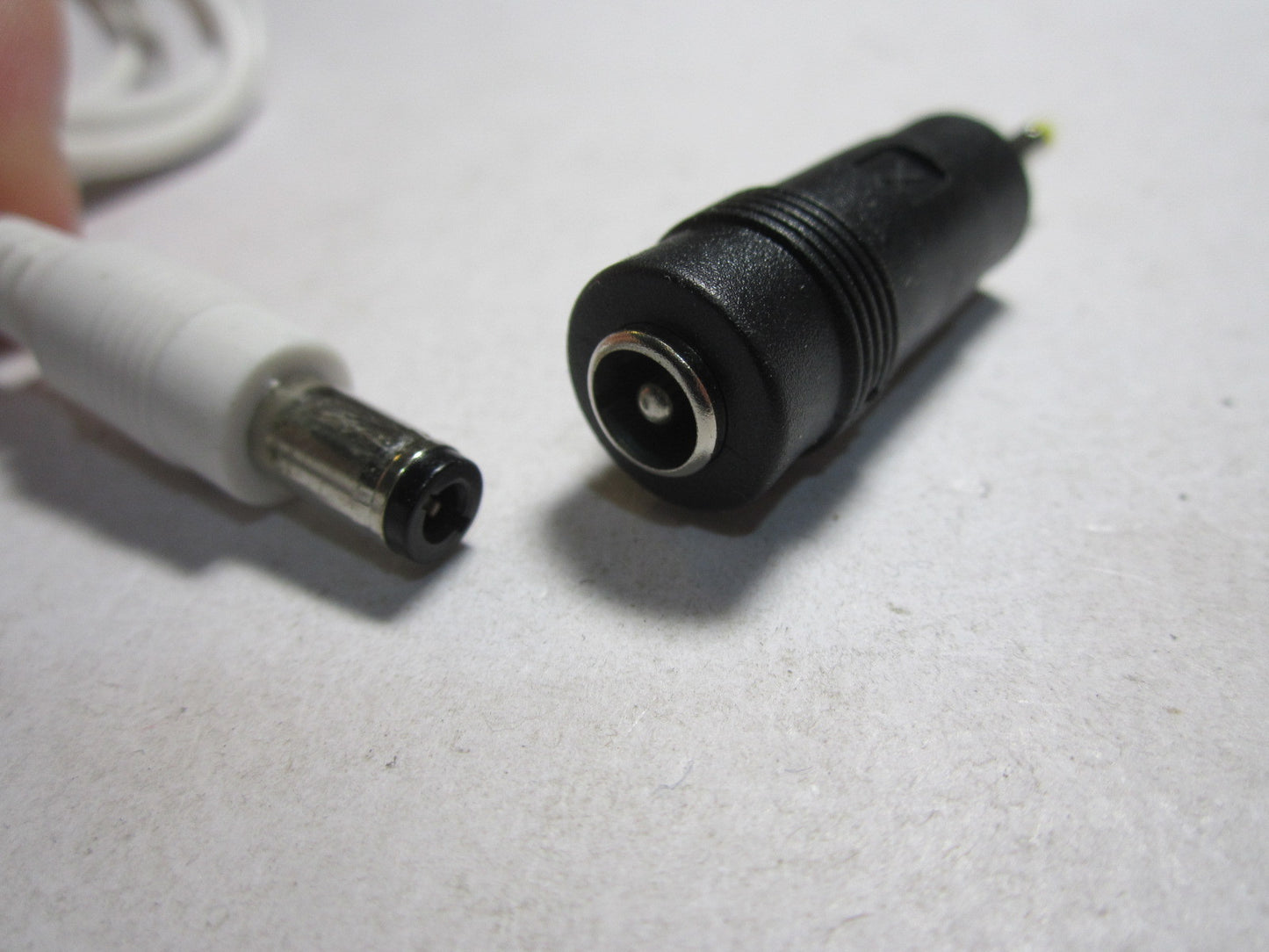 UK 5V 2A 2000mA White Mains AC-DC Switching Adaptor Power Supply 2.5mm x 0.8mm
