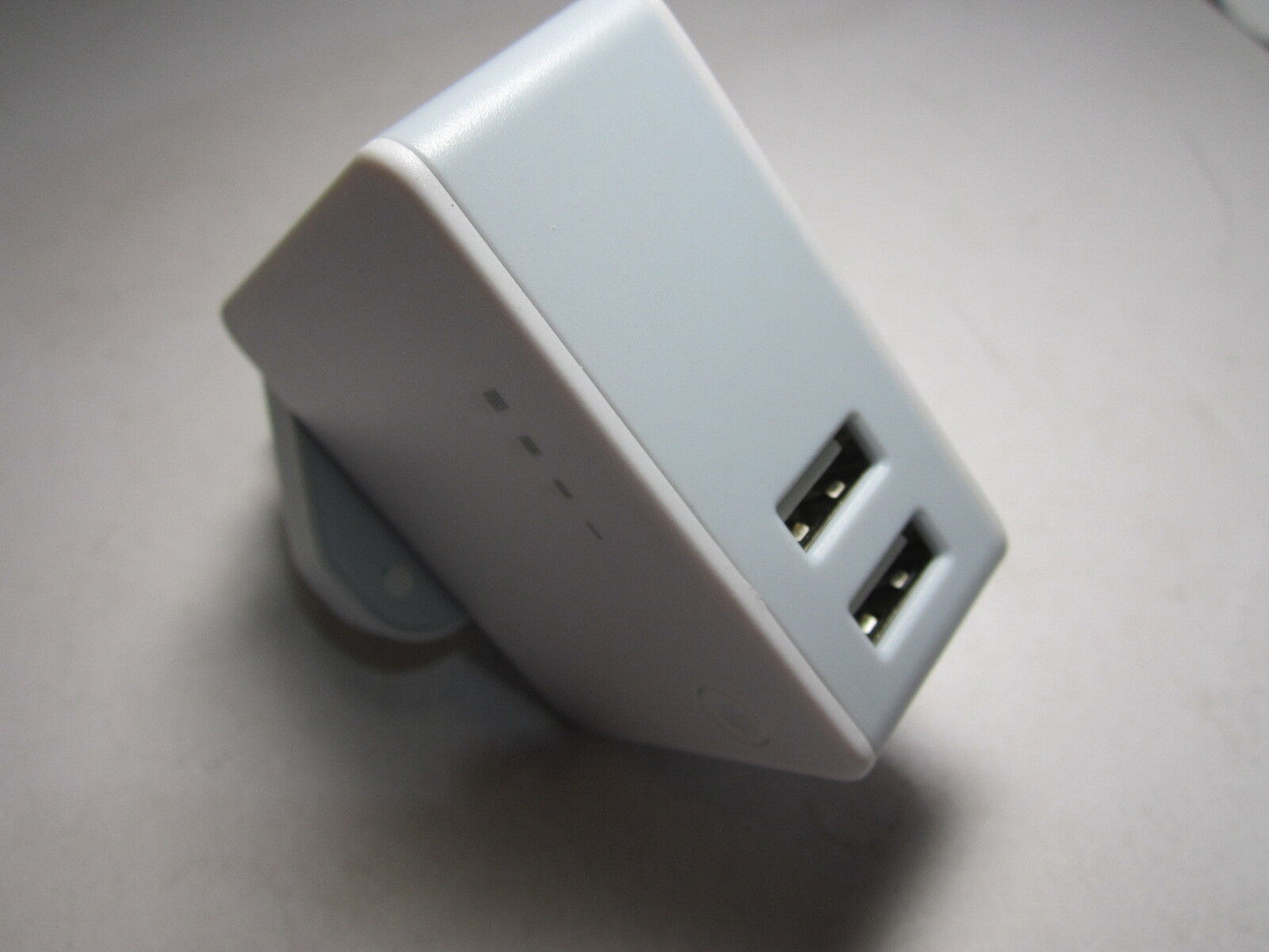 UK 5V 2.4A + 5V 2.1A Dual USB Mains Charger Adaptor + Power Bank 3000mAh Battery