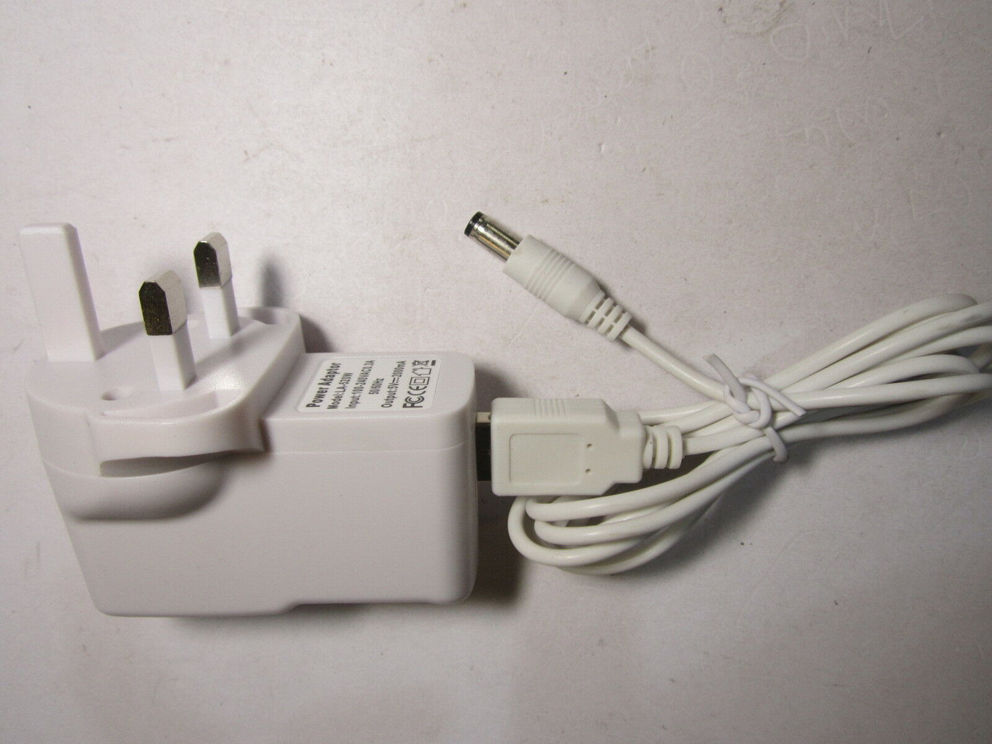 UK 5V 2A 2000mA White Mains AC-DC Switching Adaptor Power Supply 5.5mm x 2.1/2.5