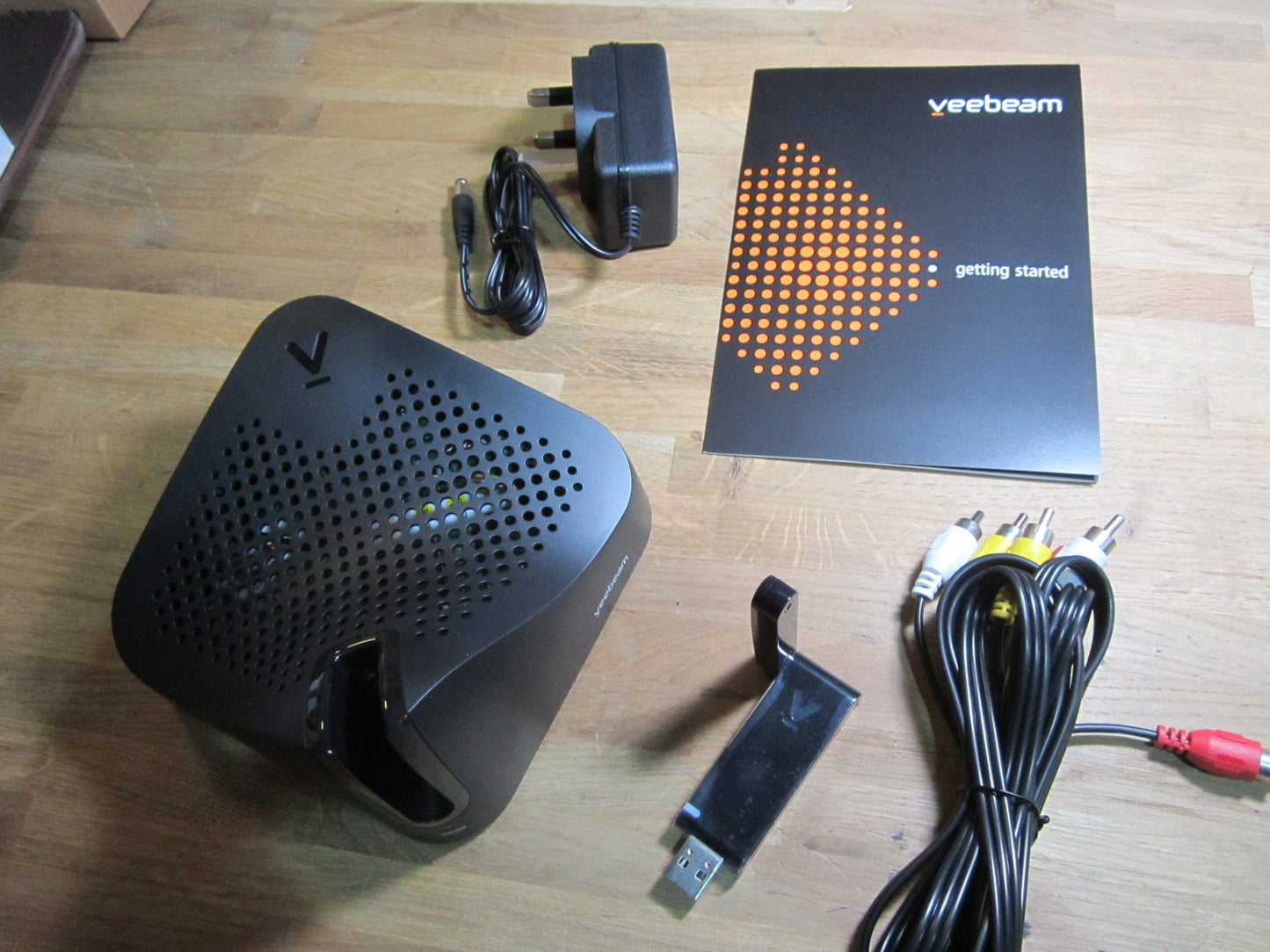 Veebeam VB02B HD 2.4Ghz Wireless Laptop to TV HDMI Composite HDTV Link Screencast