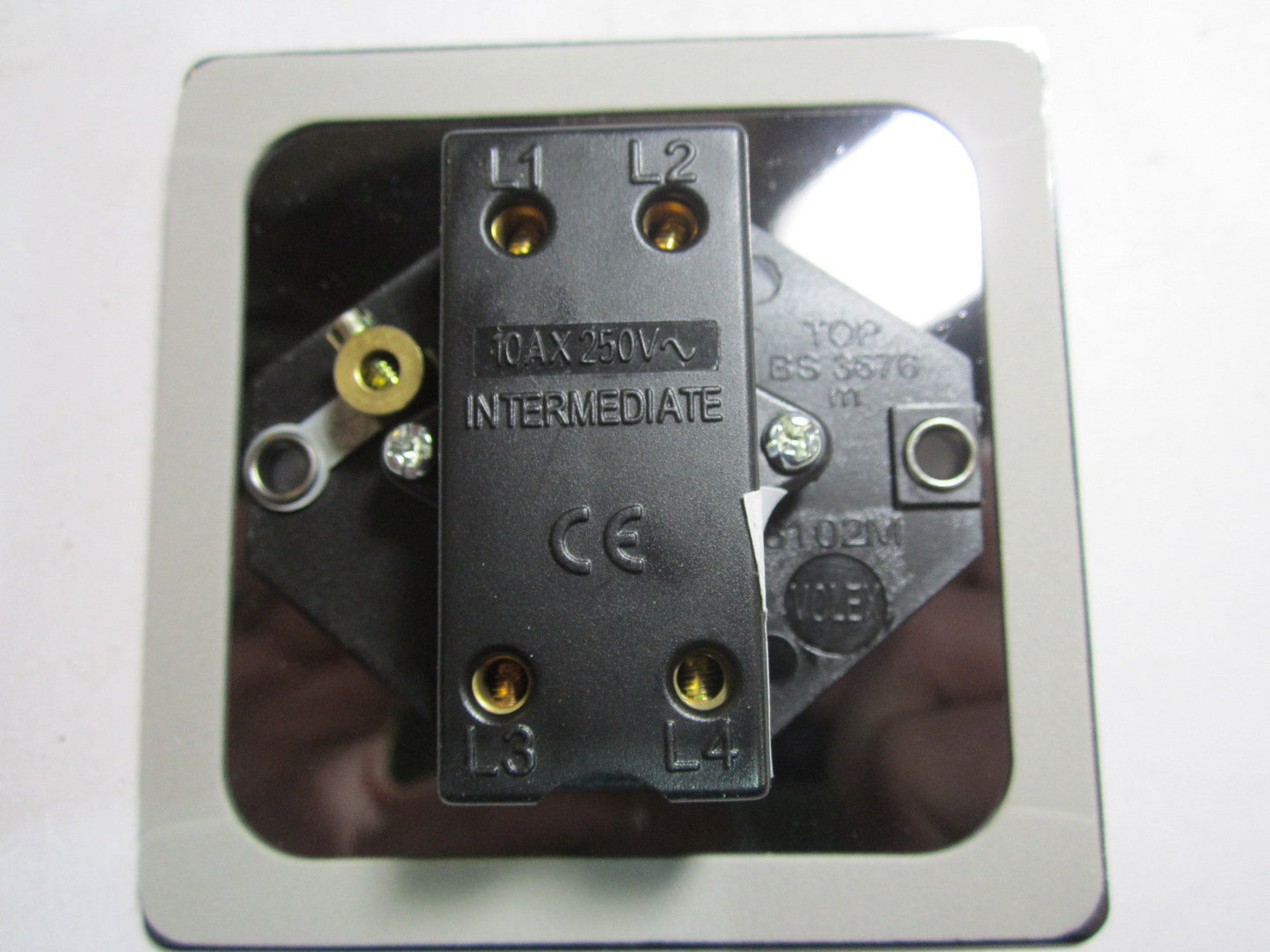 Volex 1 Gang Intermediate Lightswitch 10AX Black Interior Blk Nickel Flat Plate