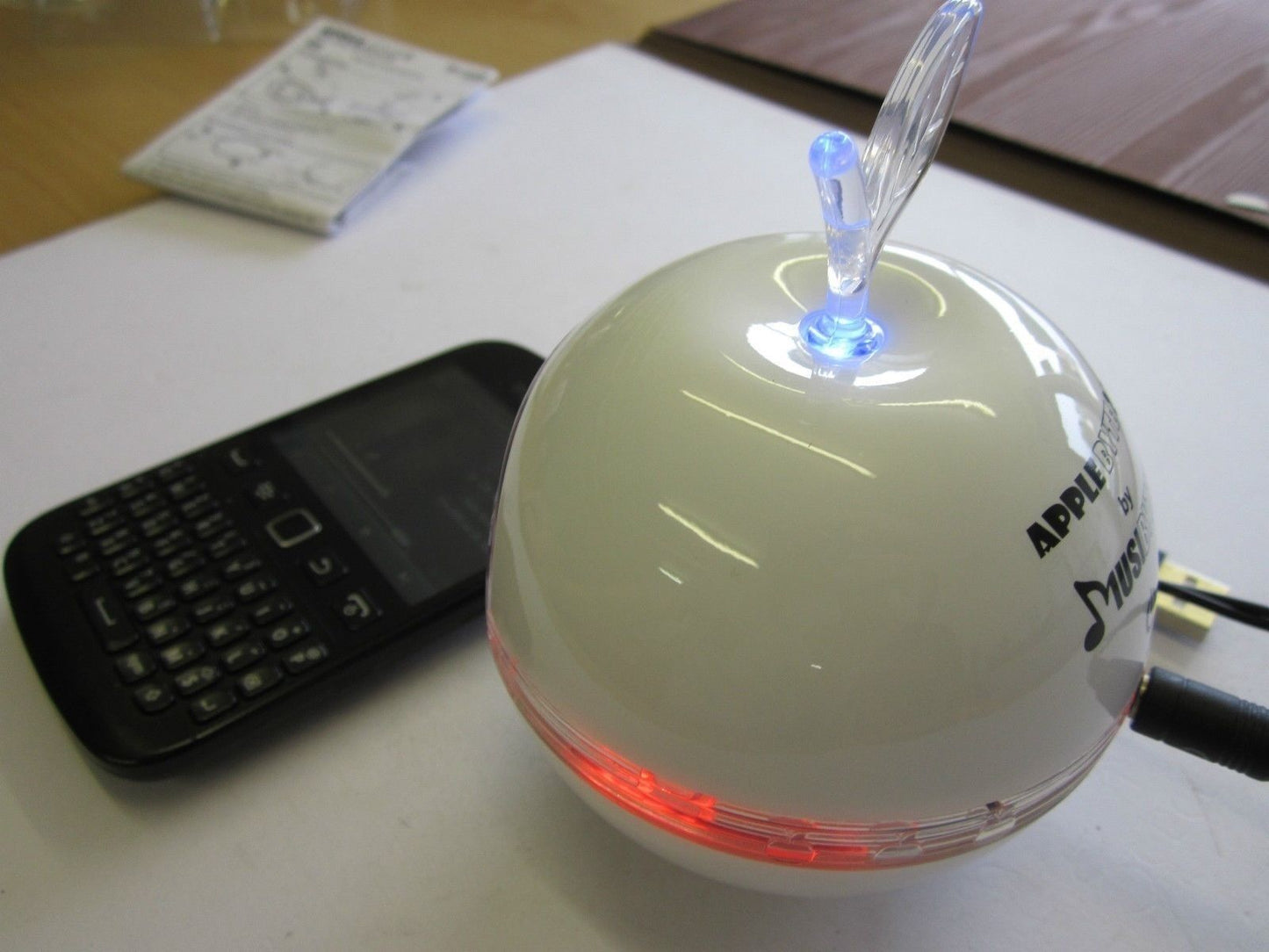 White AppleByte2 Plug & Play Mini Sized Loudspeaker Mega Speaker for MP3 Player