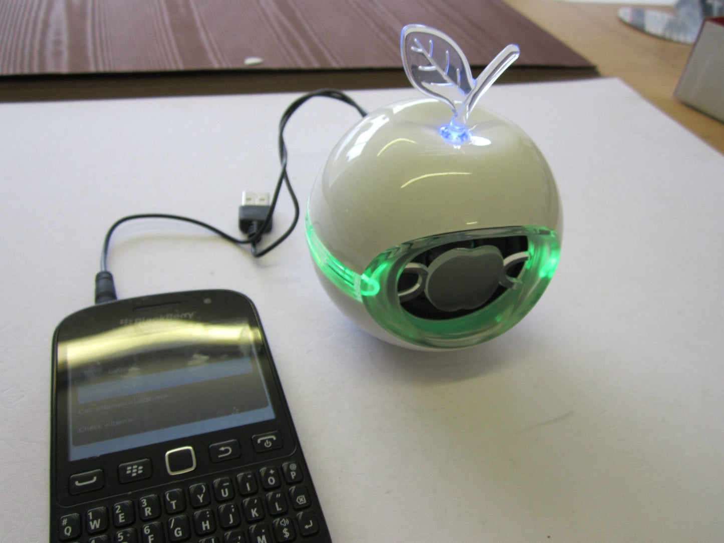 White AppleByte2 Plug & Play Mini Sized Loudspeaker Speaker for MP3 Player