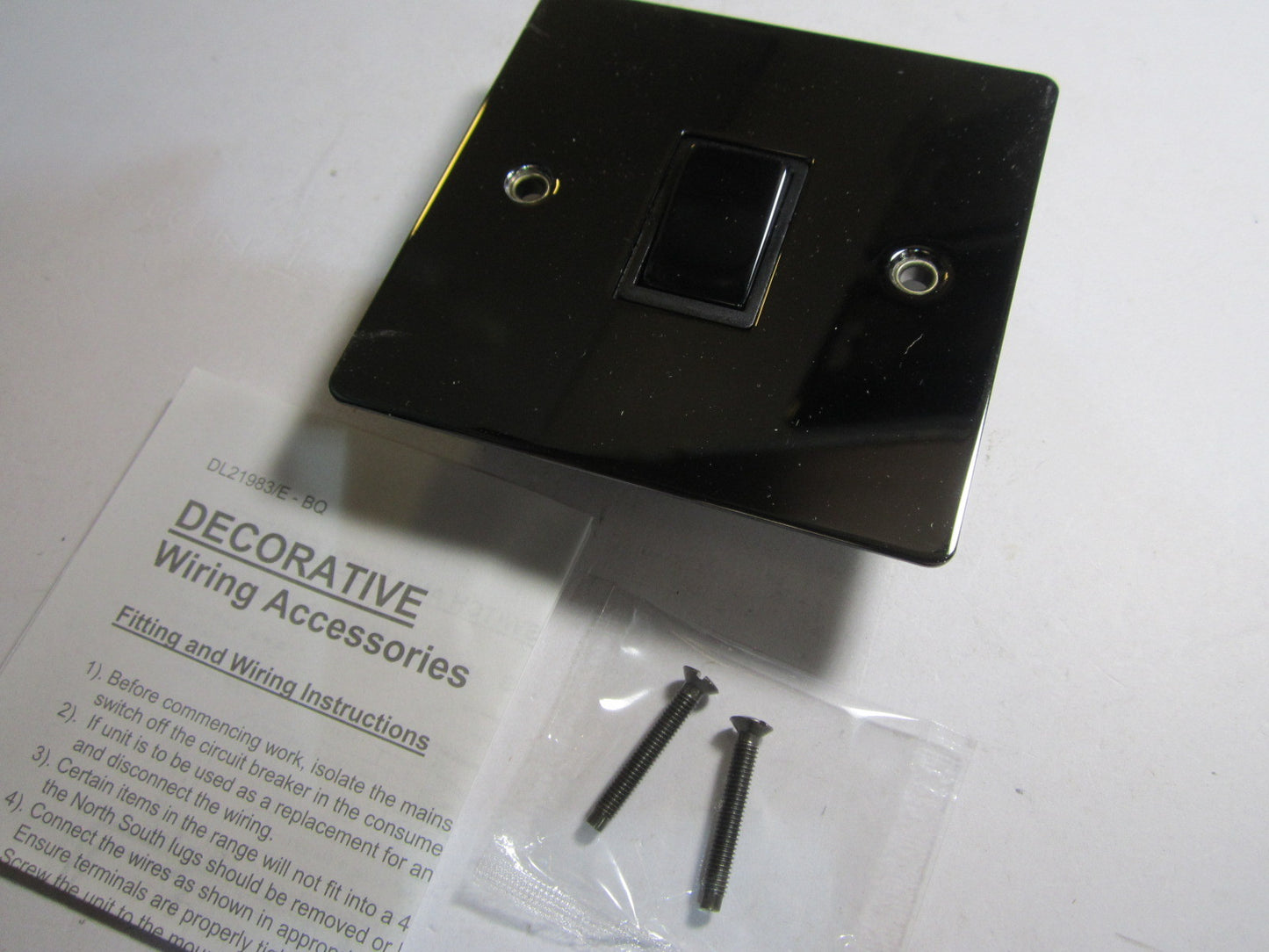 Volex 1 Gang Intermediate Lightswitch 10AX Black Interior Blk Nickel Flat Plate