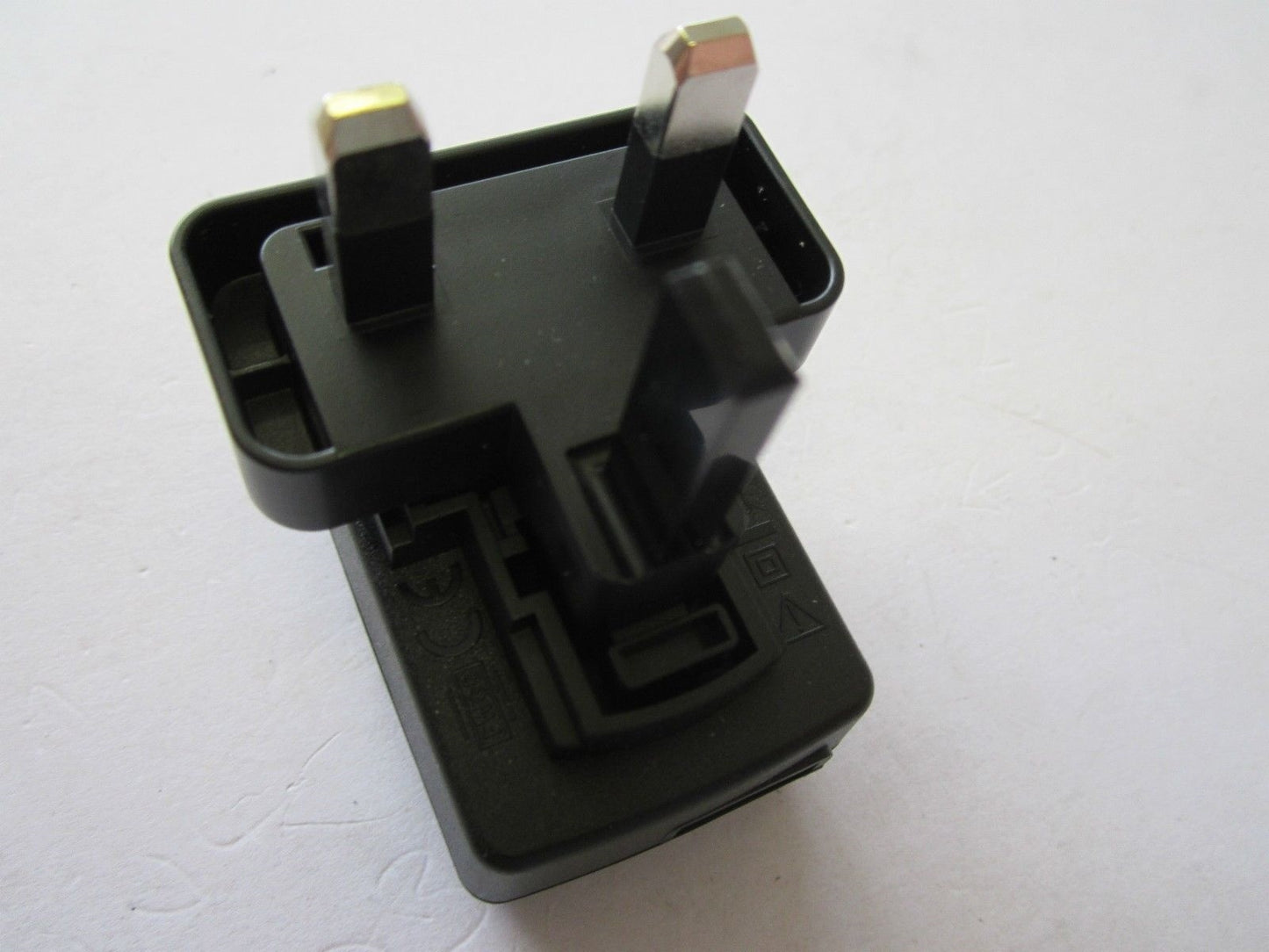 UK 5V 900mA AC-DC Adaptor Power Supply Charger USB Female Mains Plug Type FW7712
