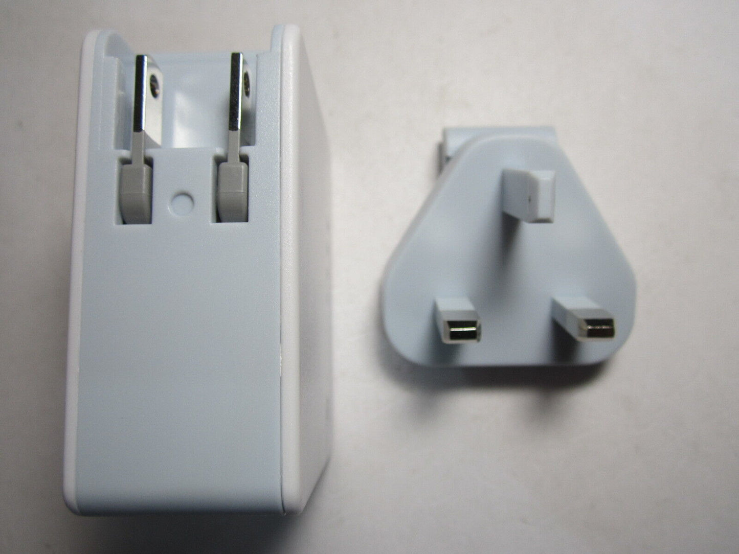 UK 5V 2.4A + 5V 2.1A Dual USB Mains Charger Adaptor + Power Bank 3000mAh Battery