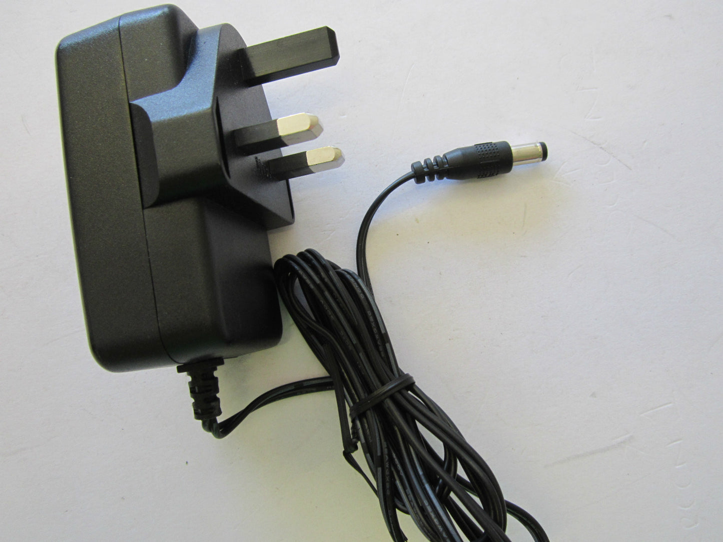 Genuine Intempo Switching Mode AC-DC ADAPTOR Model GP303B-090-200 9V 2A