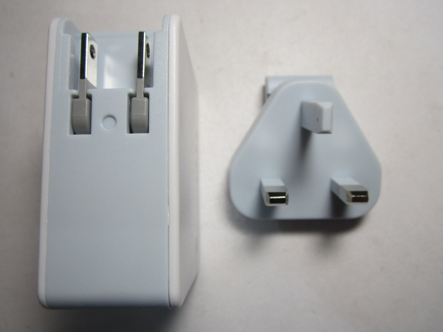 UK 5V 2.4A + 5V 2.1A Dual USB Mains Charger Adaptor + Power Bank 3000mAh Battery