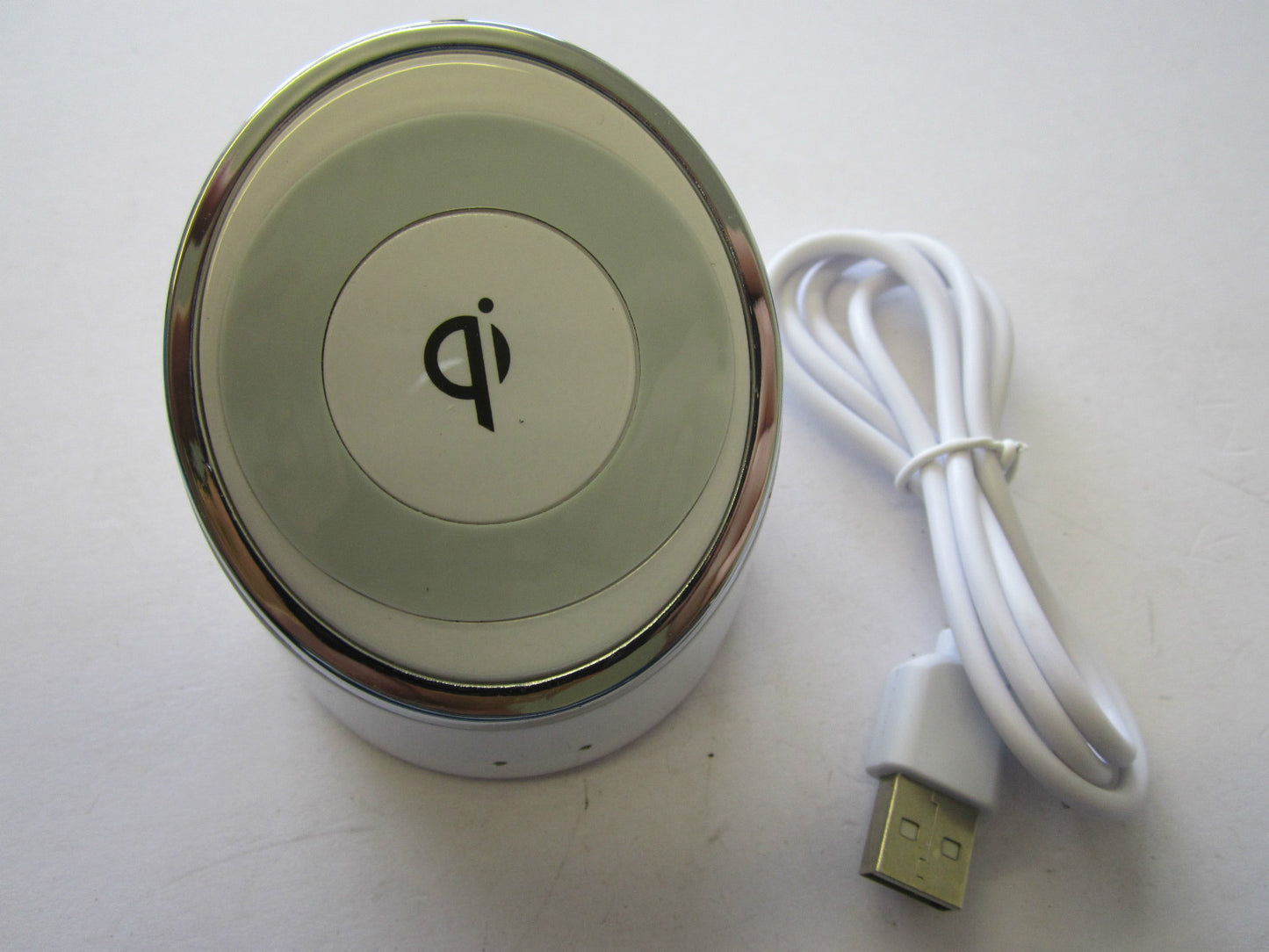 Stylish Angled Gloss 2.4Ghz Wireless Charging Transmitter Desktop Pad/Dock +USB