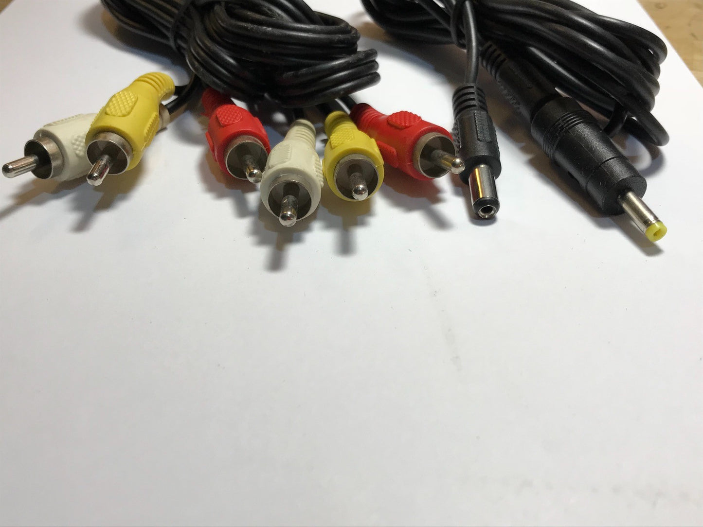 Acoustic Solutions ASVM Portable DVD Twin Screen Lead