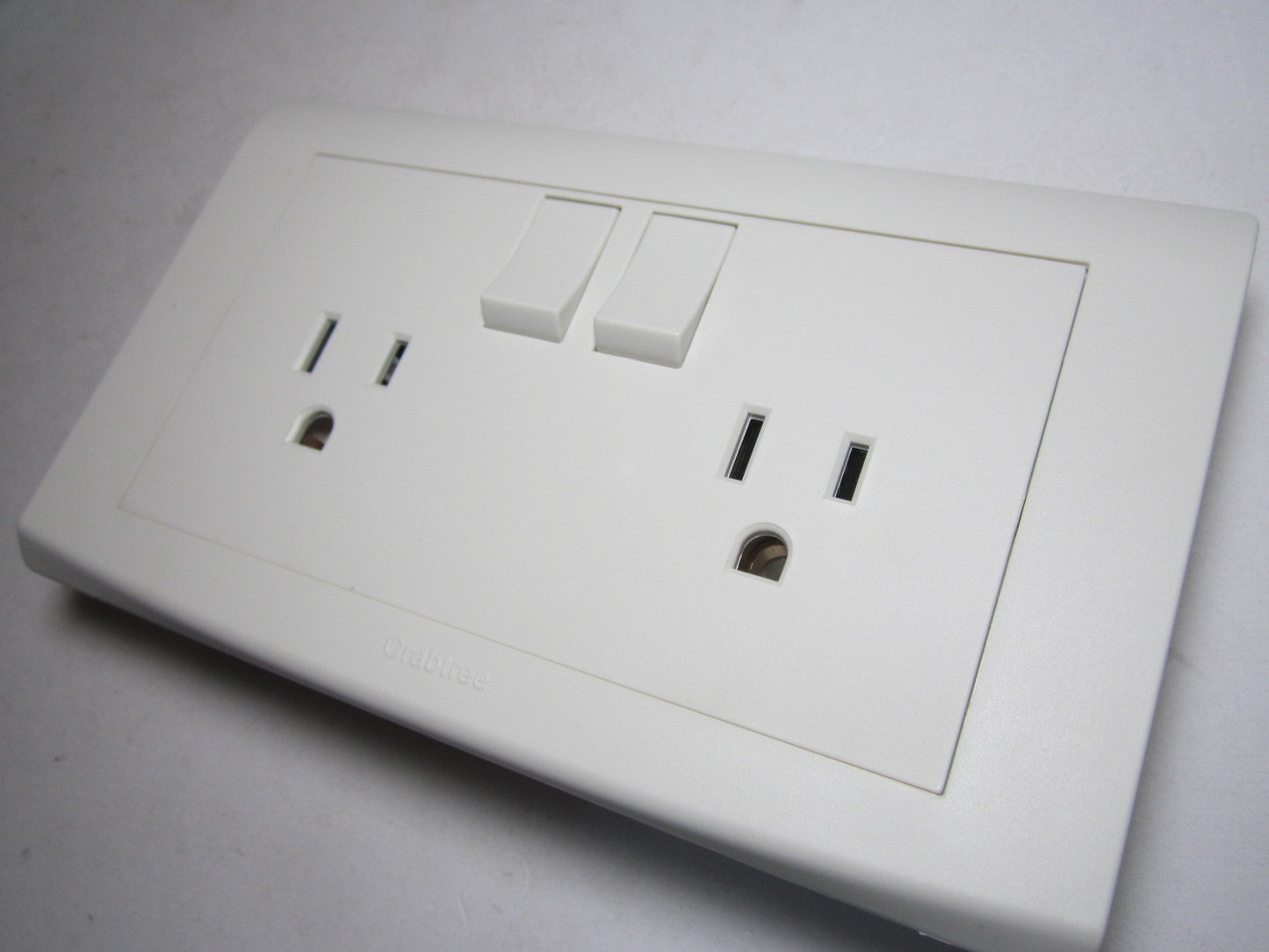 USA CRABTREE 7062 AMERICAN TYPE DOUBLE SOCKET 7062 WHI 2G 15A 127V NEMA SOCKET