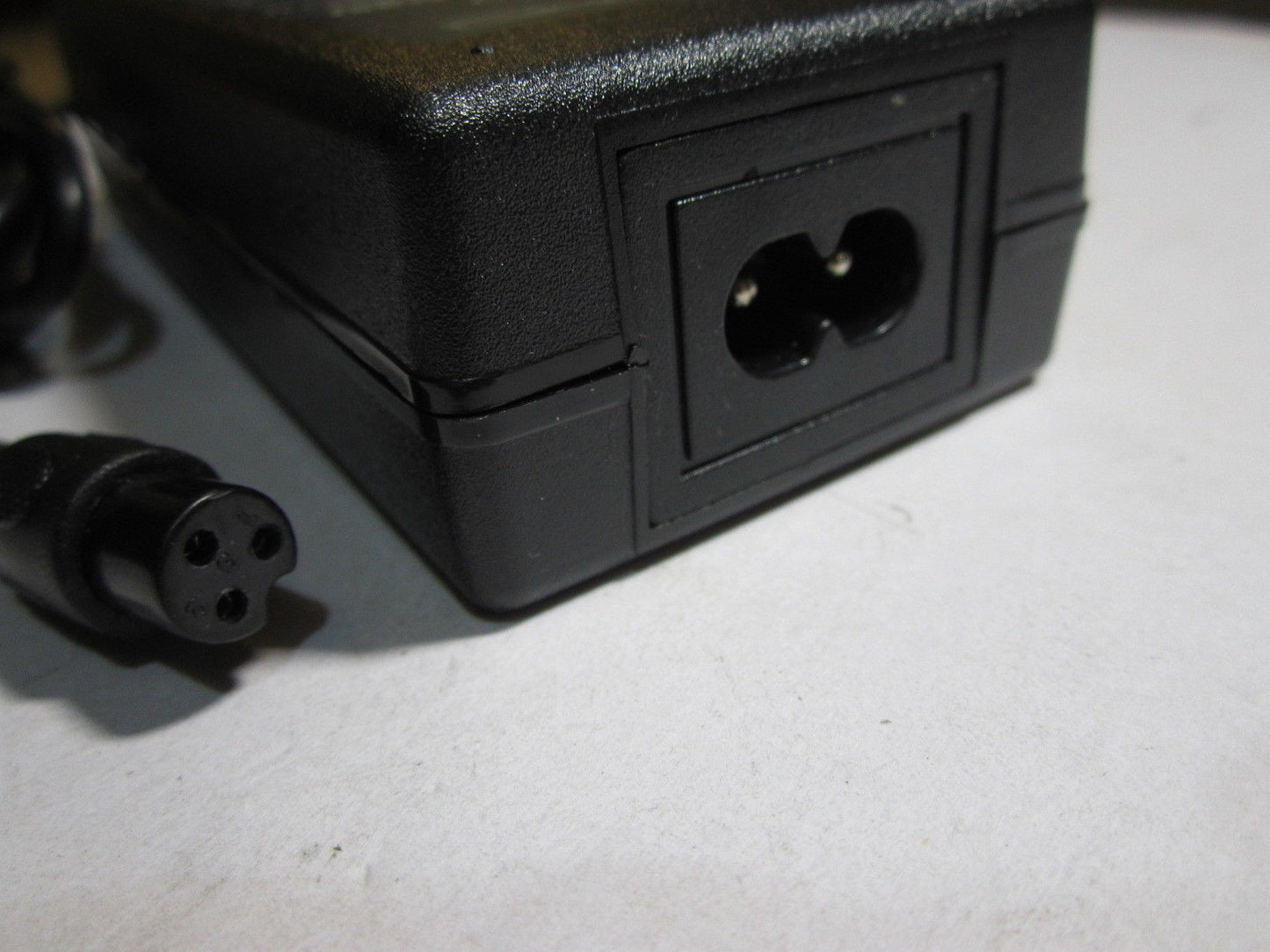 EU 42V 2A 42.0V 2.0A AC Adaptor Power Supply Charger 3 Pin Hole Round Connector