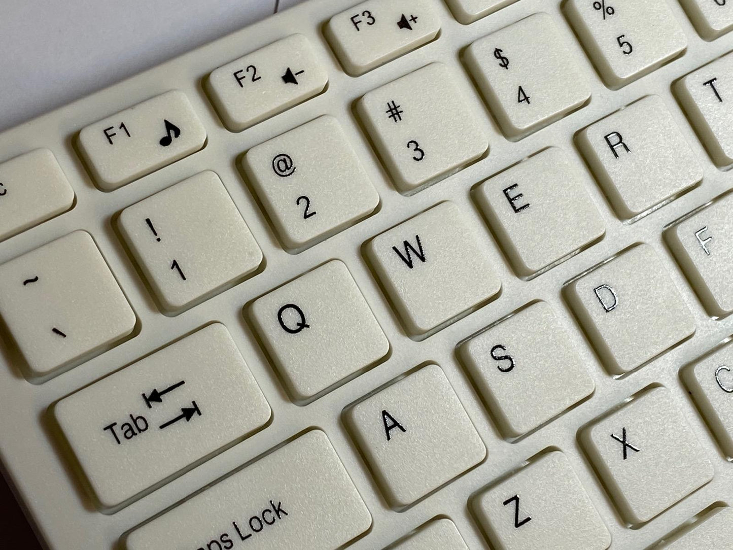 White Wireless Keyboard with NumPad & Mouse Set for LG 27MS73 Smart 27" LED TV