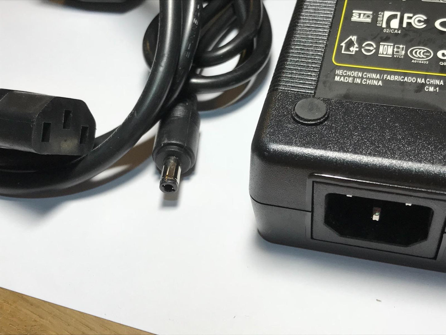 UK Plug 48V 3A 48.0V 3000mA AC-DC Adaptor Power Supply 5.5mm x 2.1mm / 2.5mm