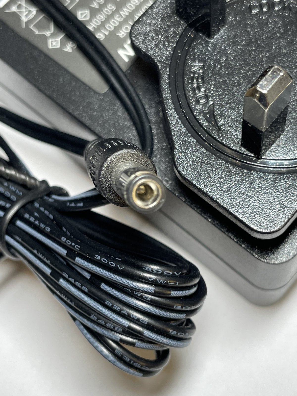 30V 1.6A AC ADAPTOR KT60W300160H KUANTEN POWER SUPPLY UK PLUG 5.5MM X 2.1MM