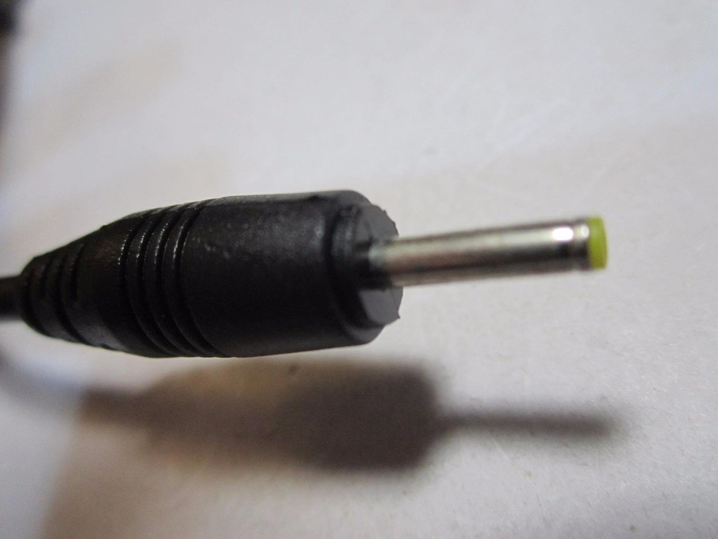 Genuine EU 2 Pin 5V 2000mA 2A Power Adaptor AC-DC Supply Model LA-520W 2.5 x 0.8