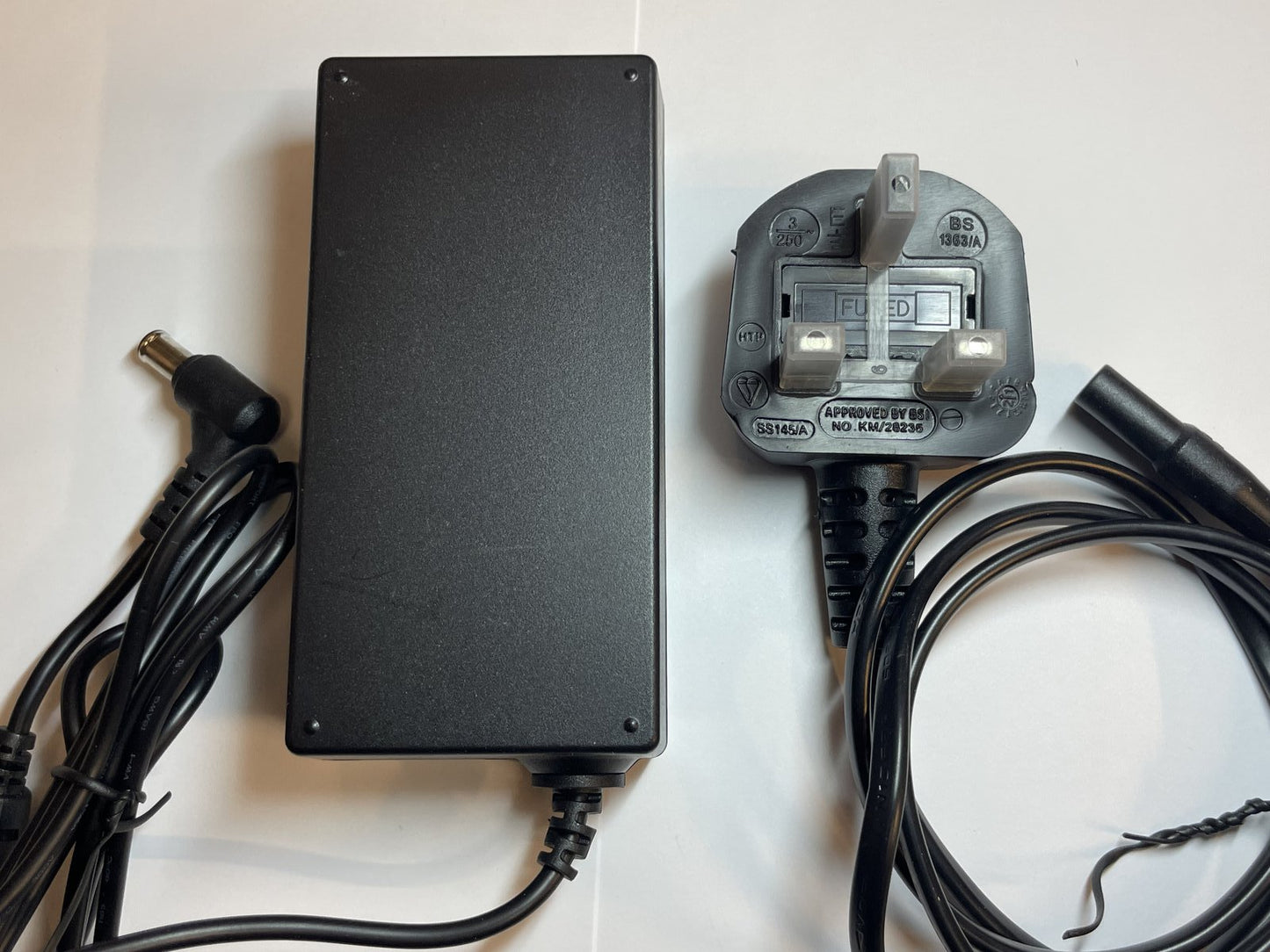 UK Replacement 14V 4.143A 58W Samsung AC/DC Adapter A5814_DSM with Centre Pin
