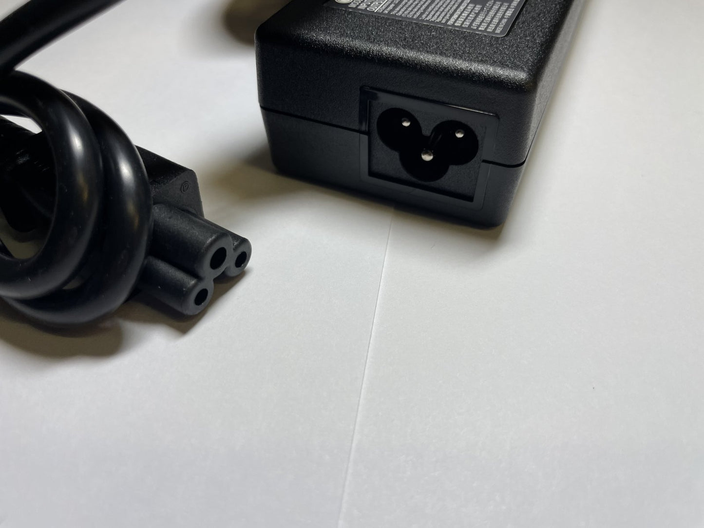 Replacement for 19.0V 3.11A 59.0W AC/DC Adapter AH81-15059C Power Supply UK Plug