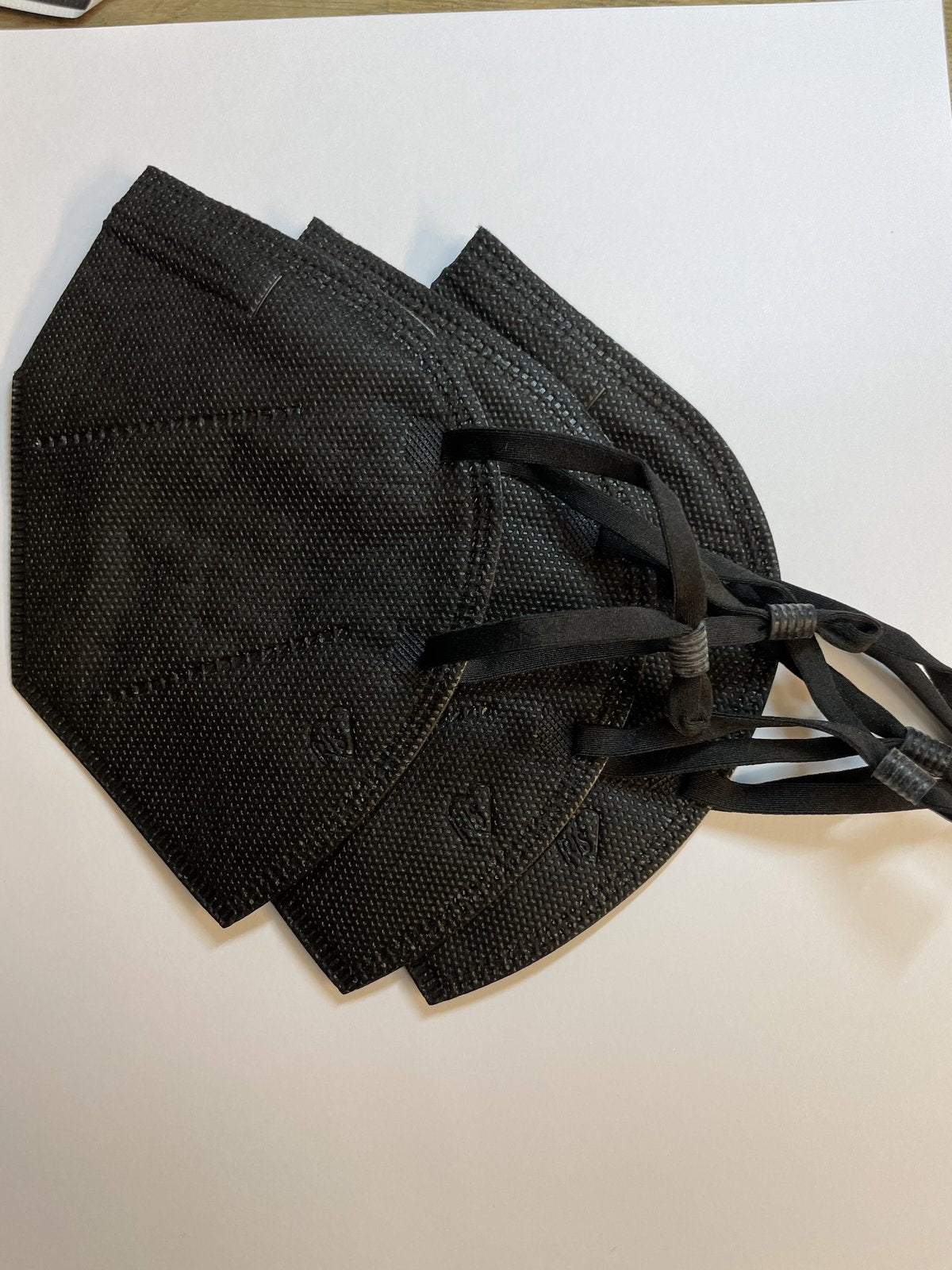 10 PACKS OF 3 FACE COVERINGS WITH ADJUSTABLE EARLOOP STRAP AND NOSE STRIP