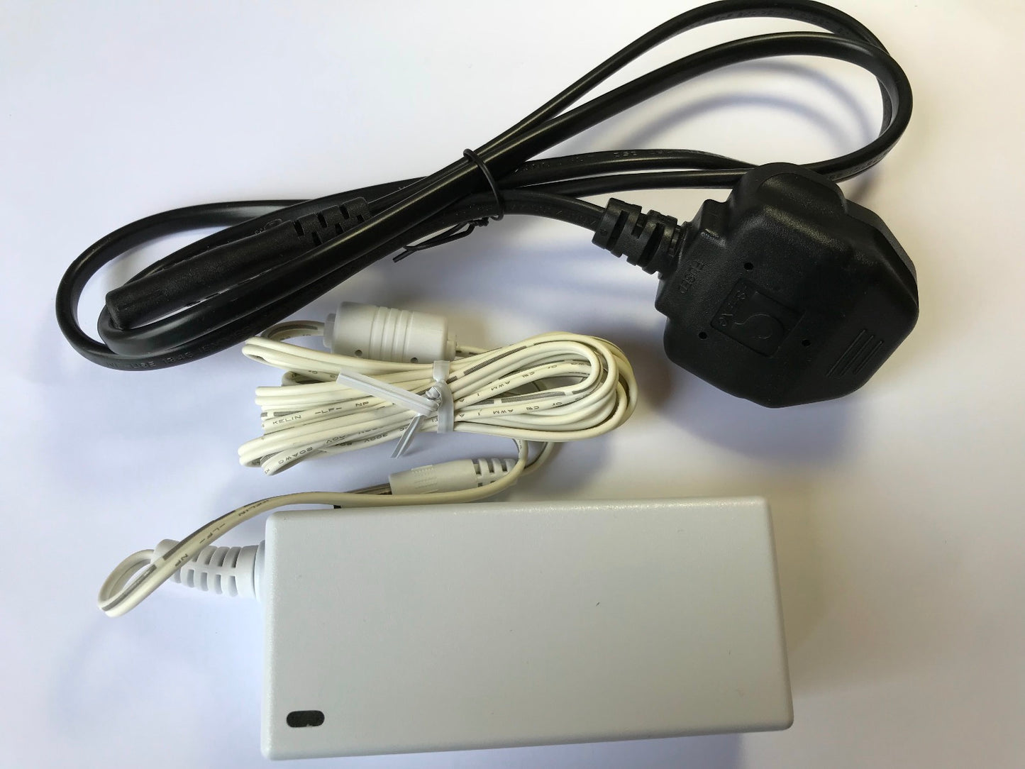 13V 13.0V 2.5A 2500mA Mains AC-DC Adaptor Power Supply 5.5mm WHITE UK Lead