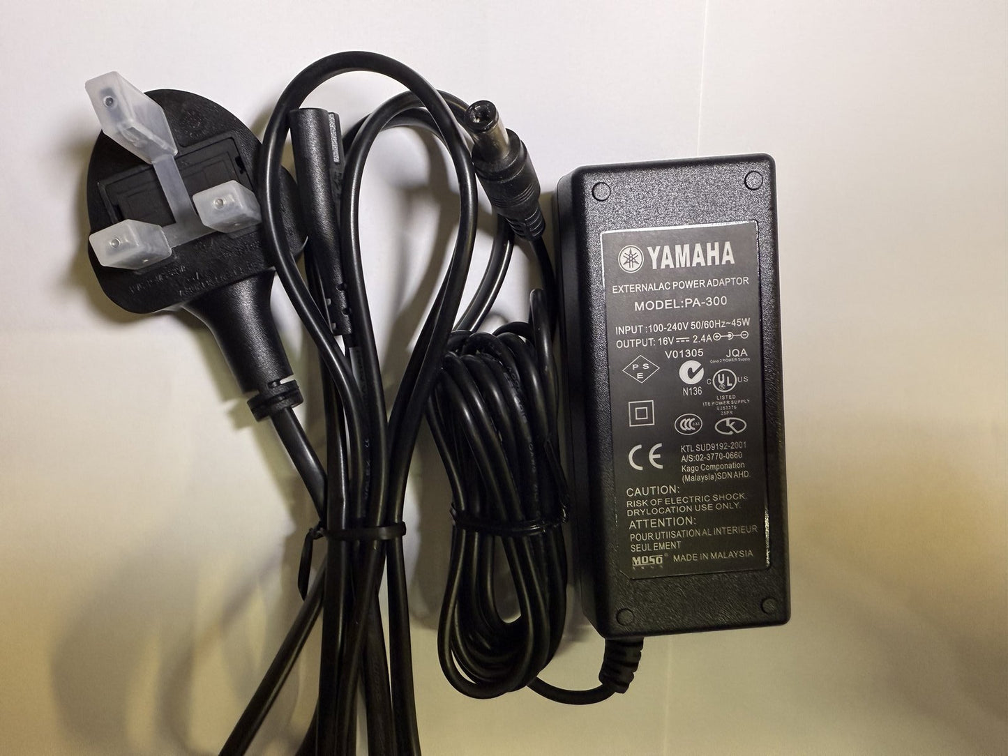 UK Replacement Yamaha PA-300 16V 2.4A 38W AC-DC Power Adapter Supply